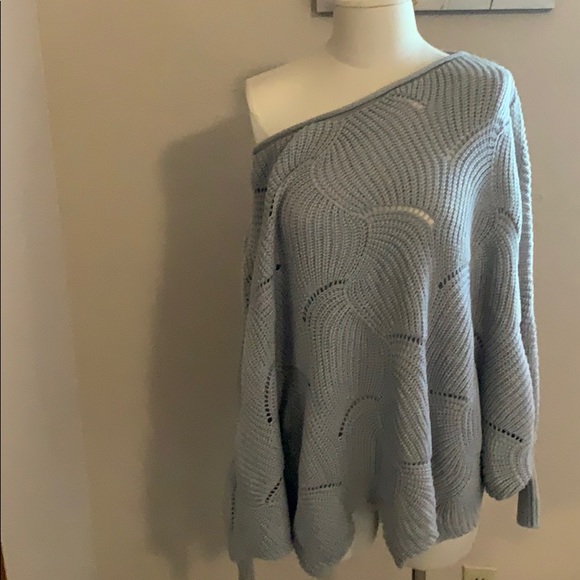 Sweaters - 🎀Gray wave hem batwing sweater🎀